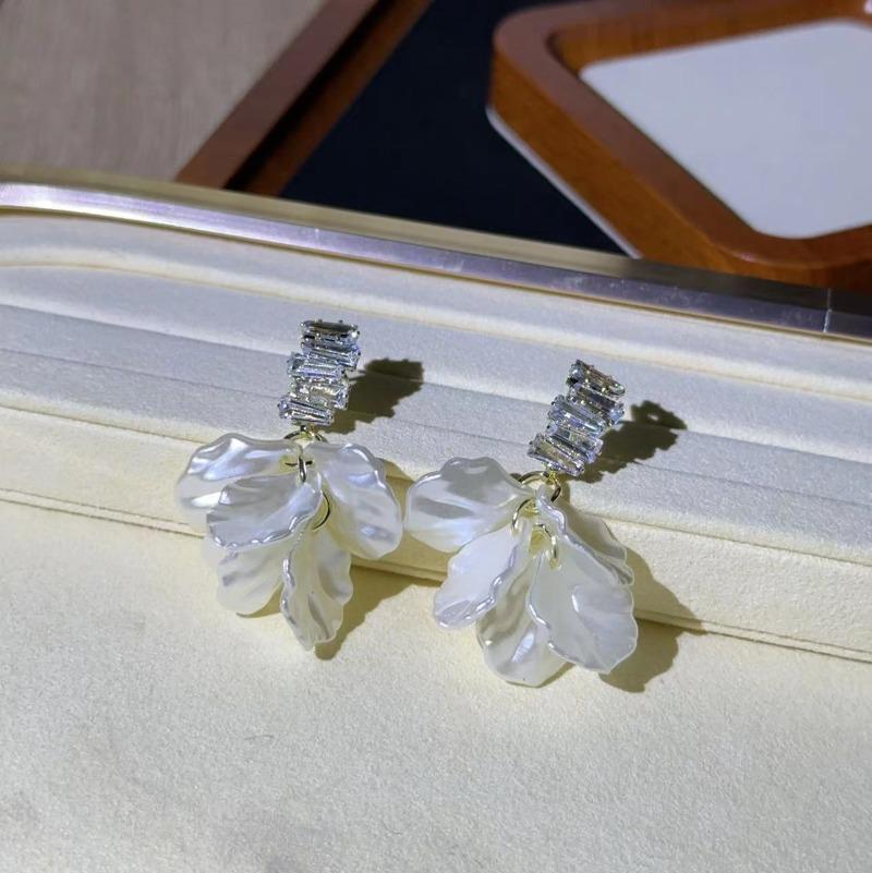 White Super Fairy Petal Tassel Imitation Shell Earrings, Fashionable Temperament Ear Accessories