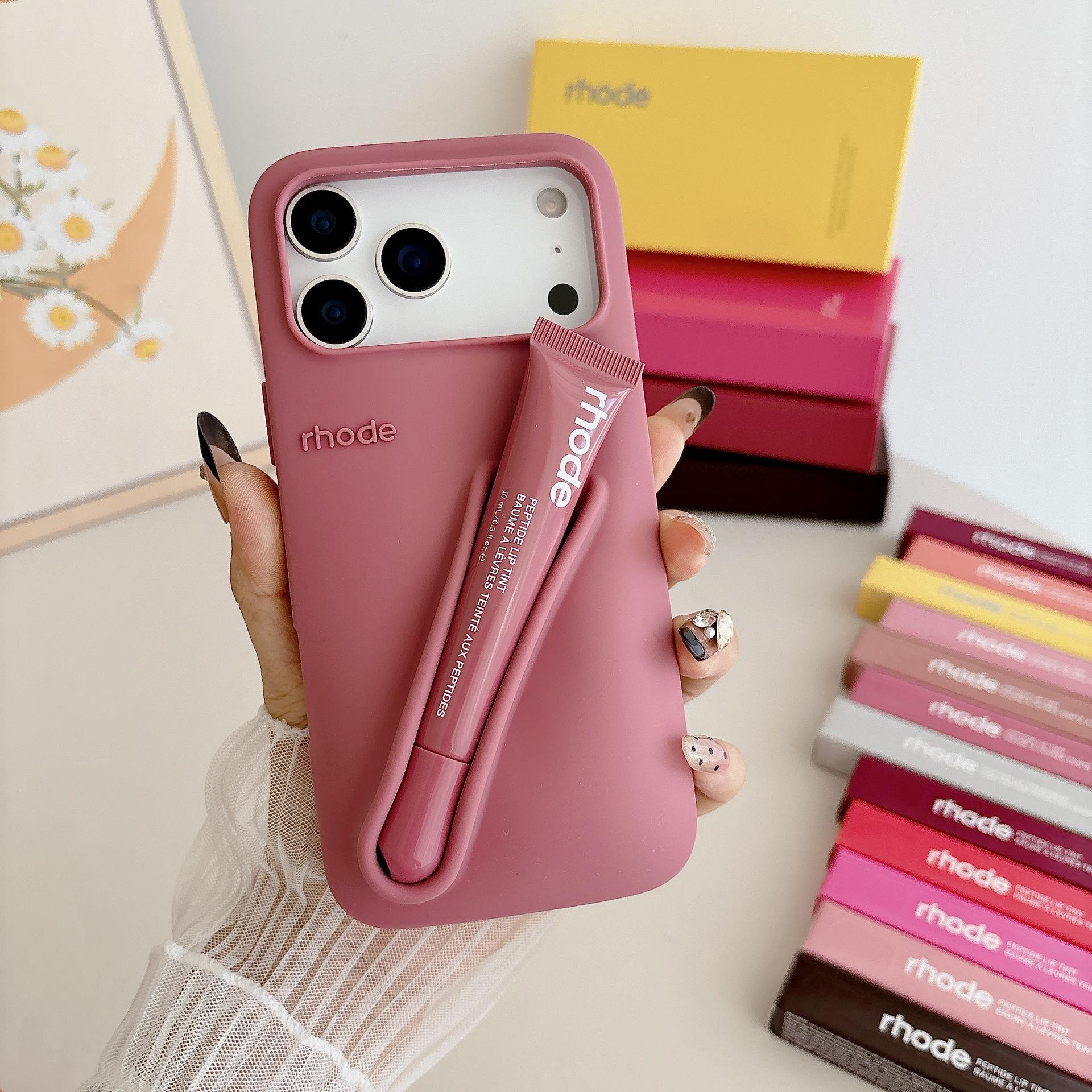 RHODE Ziegelrot Lipgloss-Organizer Handyhülle — Silikon-Schutzhülle mit integriertem Lippenbalsam-Steckplatz (für iPhone) 16