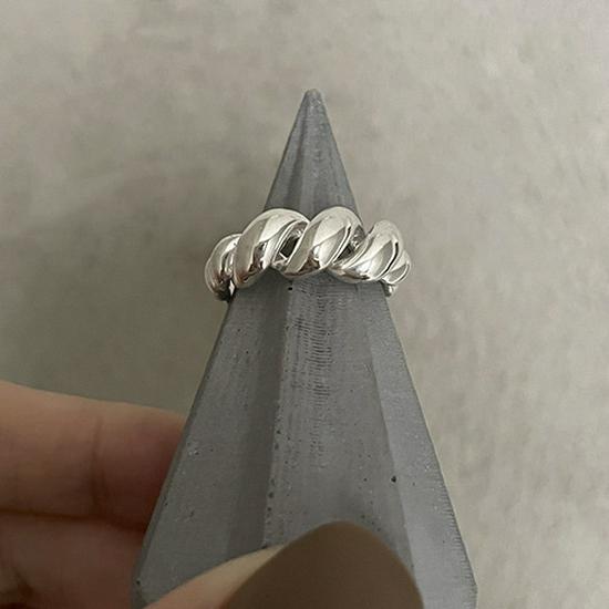 Xiaohongshu 925 Sterling Silver Exaggerated Plain Ring for Women – Simple, Luxurious, High-End Design.
