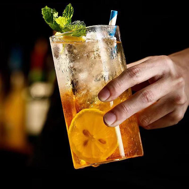 Cană pătrată din sticlă transparentă cu băutură rece, cu gheață, apă, lapte, ceai, ceai de băut, pahar de vin, ceașcă de cafea, restaurant, bar acasă
