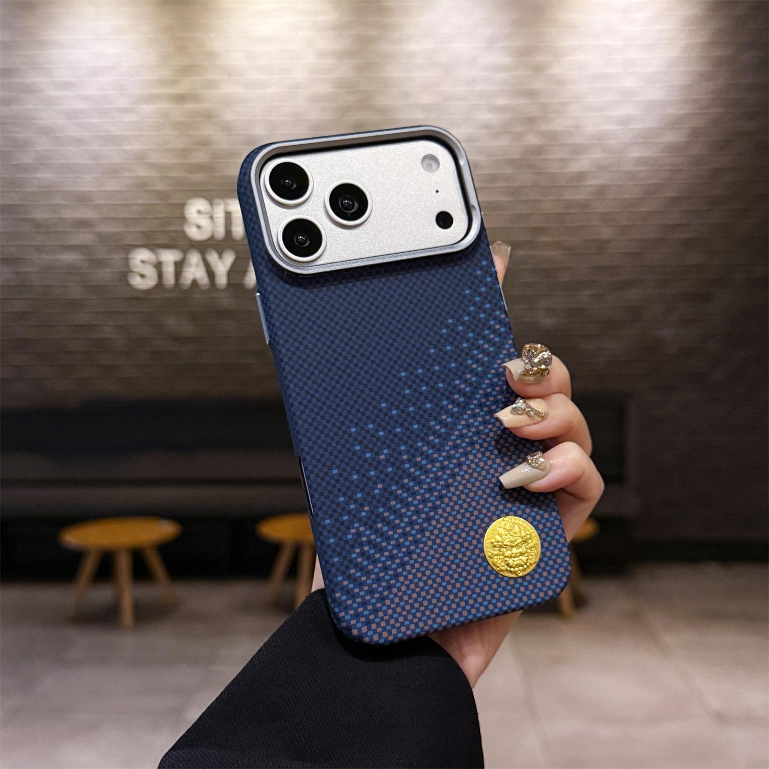 Роскошный желтый чехол-магнит «Бог Богатства» для iPhone 17 Air 16 15 pro Max Матовый чехол с золотым покрытием Металлическая эмблема Плетеная текстура iPhone17 Pro Max темно-коричневого