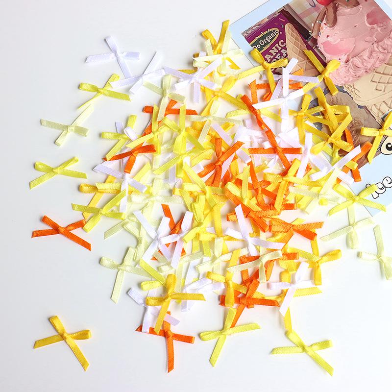100 sztuk Mini kokardek z wstążki w różnych kolorach Urocze akcesoria do rękodzieła DIY do pakowania prezentów i dekoracji