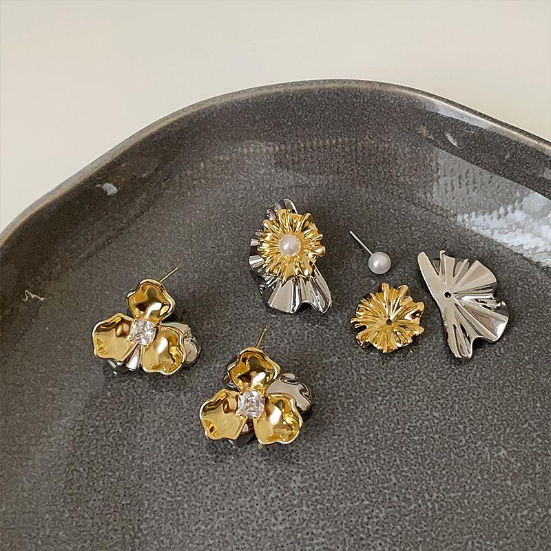 A Pair Of Gold And Silver Contrasting Flower Stud Earrings For Women, Metal Cold Wind Heavy Industry Exquisite Fashion Versatile Earrings