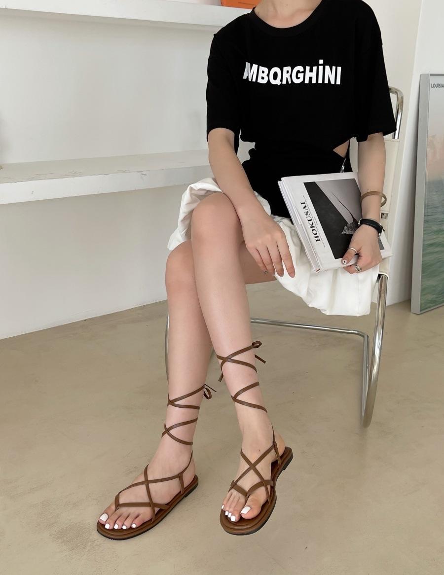 

Набор сандалий с ремешком для пальцев на плоской подошве, туфли феи 2025 новый летний сезон, с юбкой, французский нишевый ремешок, римские сандалии 39 коричневый