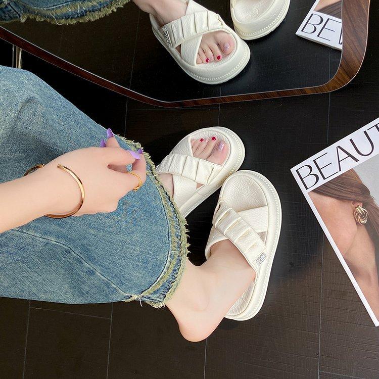 Fairy wind with skirt, thick-soled cool slippers, women's summer wear fashion 2025 new super fire going out beach sandals