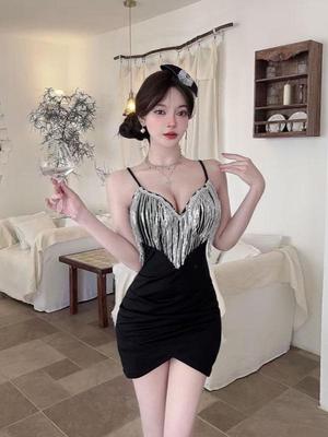 Neues 9684 Sexy Damen-Kleid mit tiefem Ausschnitt, Fransen und Spaghettiträgern - Schlankmachender unregelmäßiger Minirock