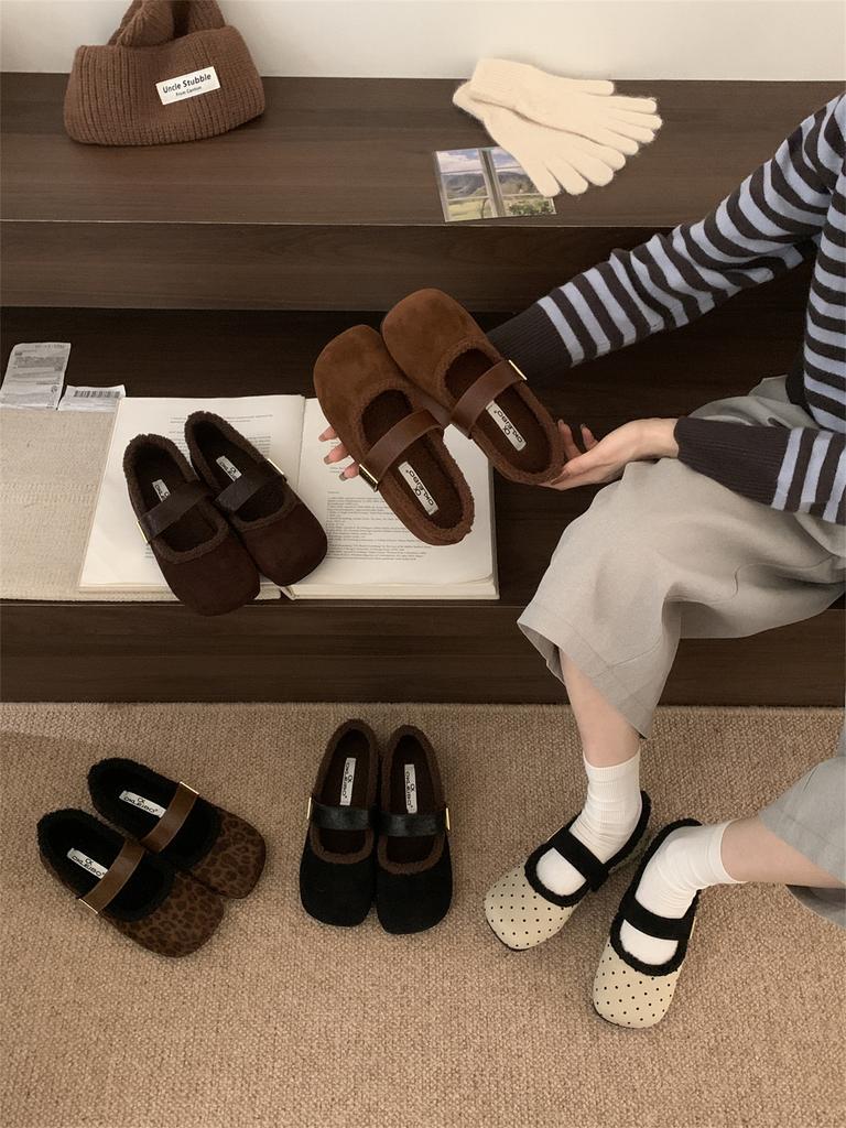 Niche Retro Brown Suede Flat-bottomed Plush Shoes Women's Winter New Split-toed Pig's Trotters Fashionable Mary Jane Shoes