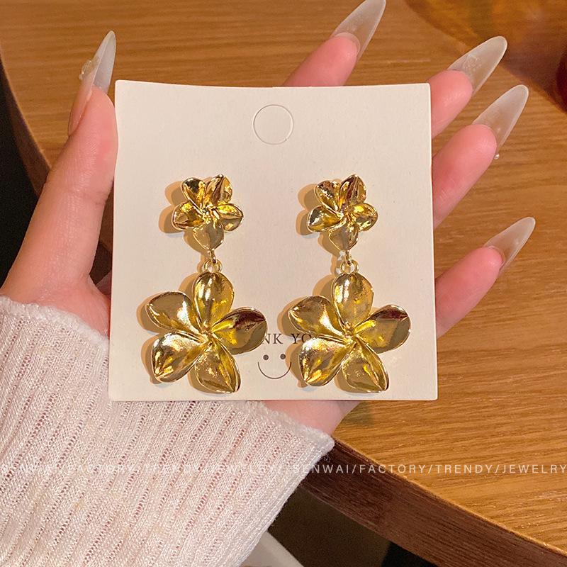 

European and American exaggerated metal wind flower fringed earrings female retro temperament Internet celebrity new stud earrings