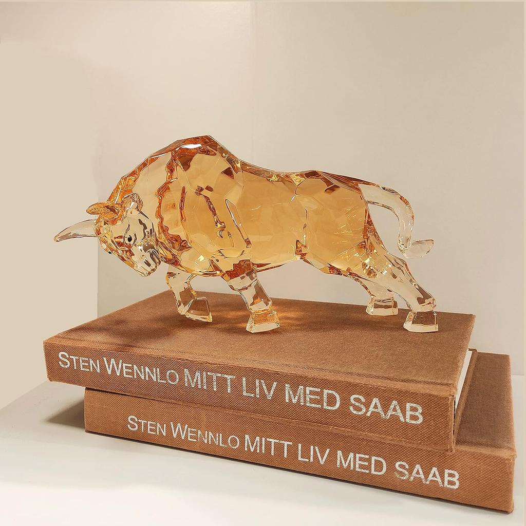 FengShui Býk z Wall Street Soška Býka z Akrylu Socha Dekorativní Ozdoba na Stůl do Domu/Kanceláře 8.7''D (Jantar)