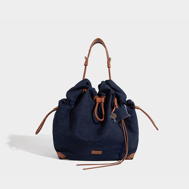 

Niche Design Backpack for Women, Large Capacity 2025 New Vintage Canvas Commuter Drawstring Handbag School Bag темно-синього кольору