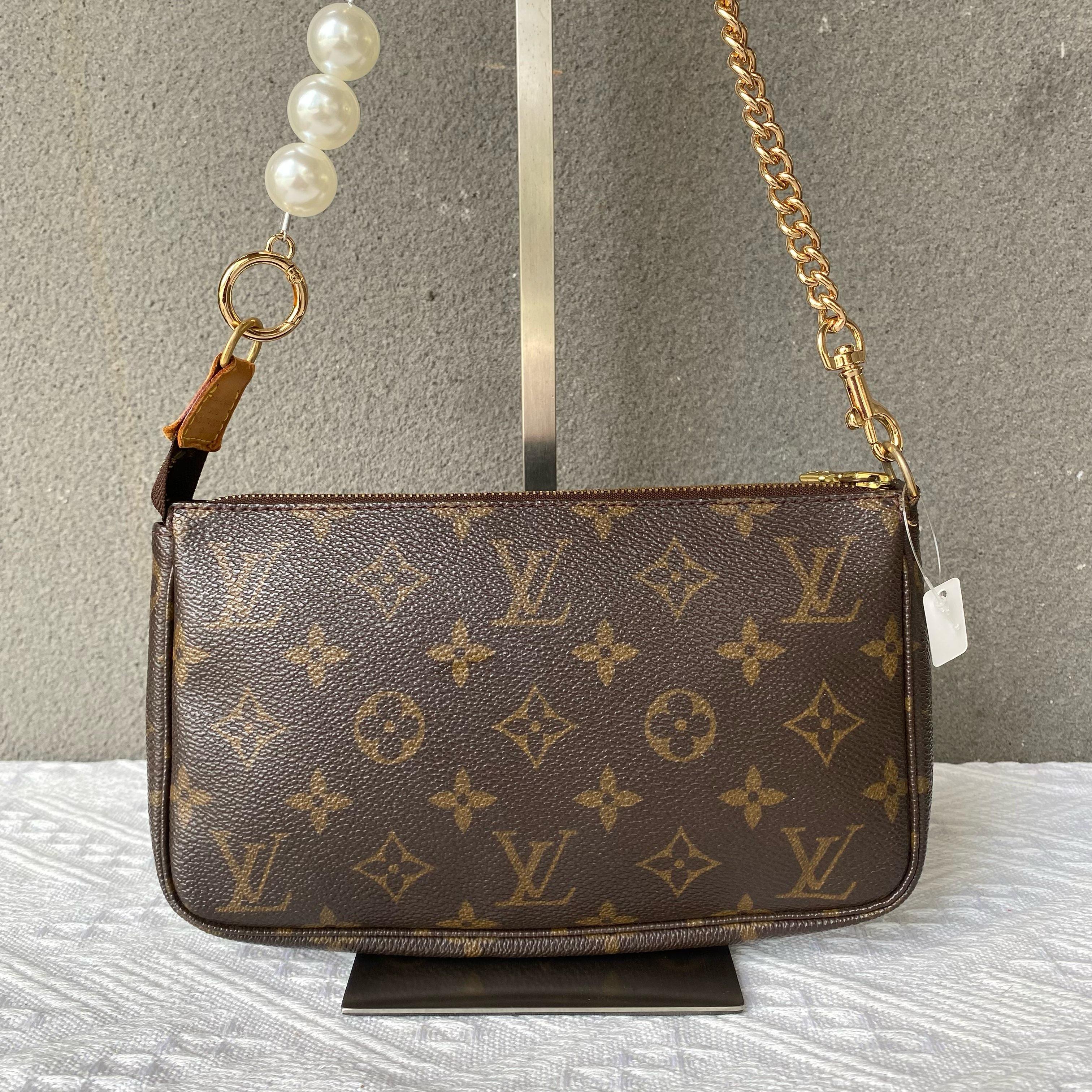 [Pre-Owned] Pochette Monogram Zip Closure PVC