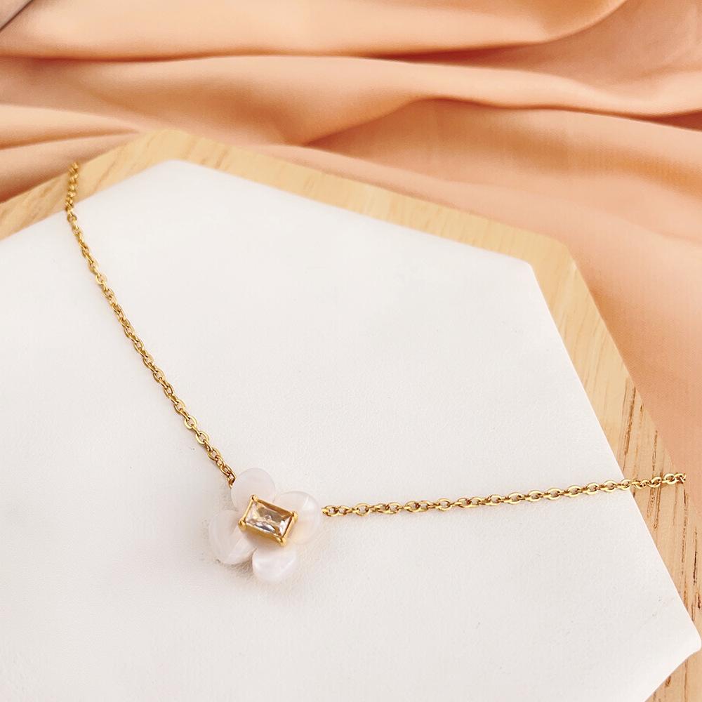 French White Kite Sugar Cube Necklace Plated 18K Gold Titanium Steel Necklace Women Do Not Fade Summer Temperament Elegant