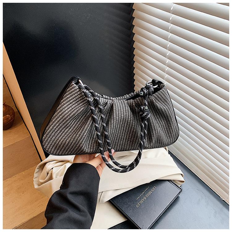 

Folded handbag women s spring new popular niche underarm bag fashionable versatile shoulder messenger bag чорний