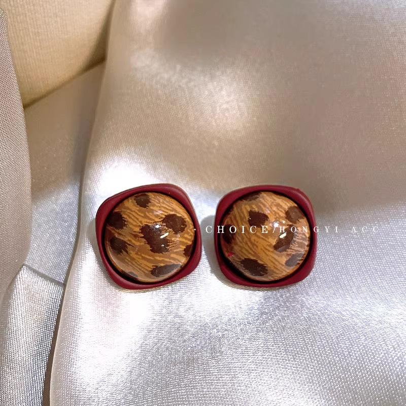 Maillard coffee color amber earrings women's autumn and winter high-end commuter style earrings light luxury niche design earrings