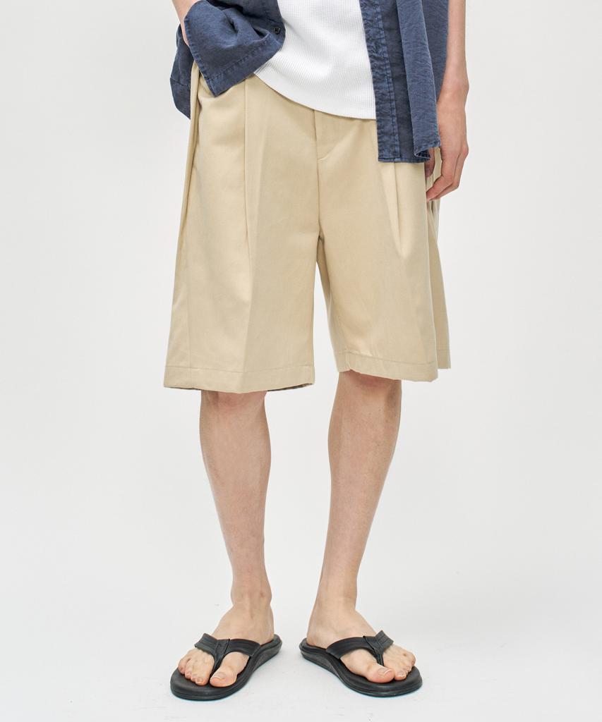 Kofwi Cleve Multi-Tuck Shorts Beige