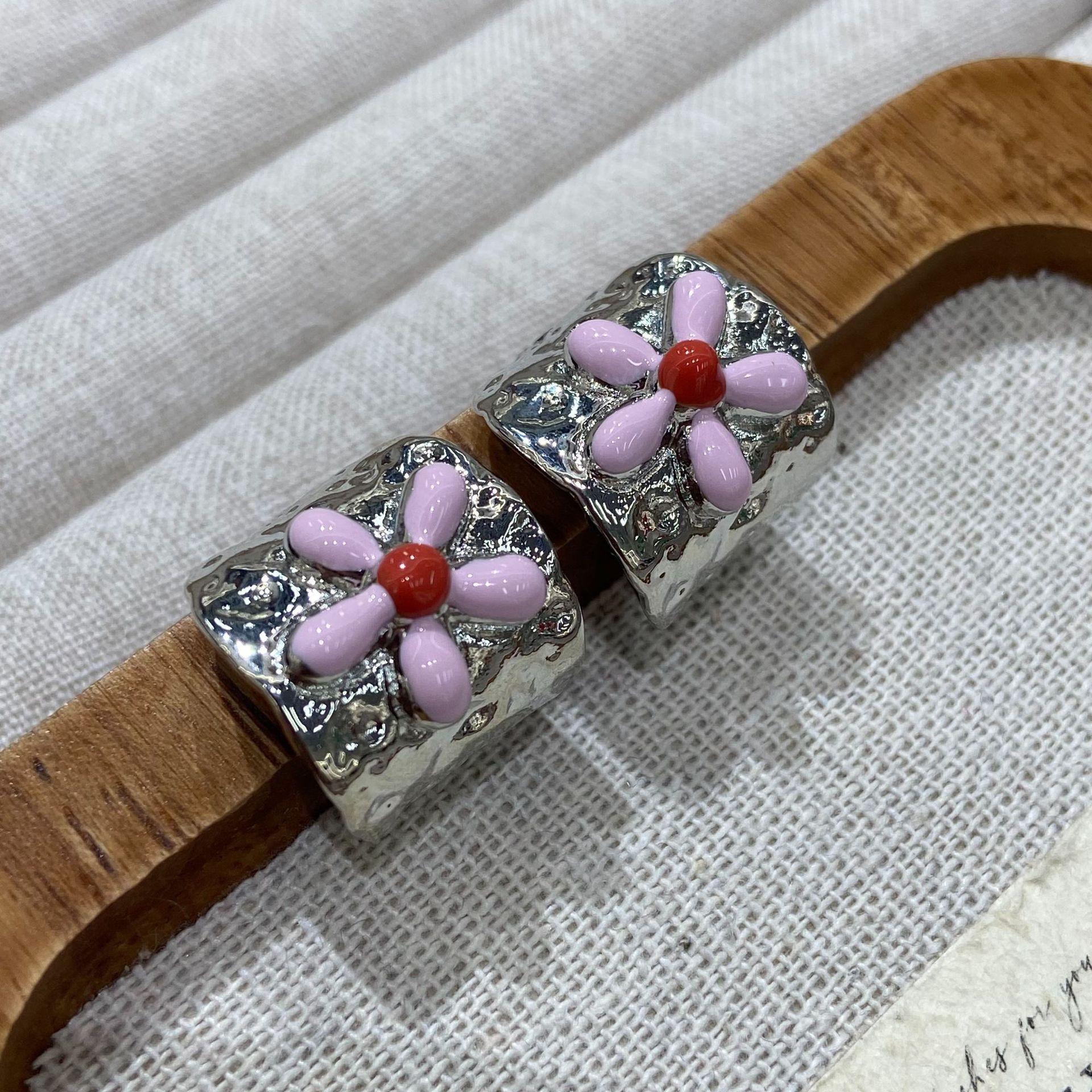 Spring Retro Sweet Geometric Folds Irregular C-Shaped Earrings Flower Stud Earrings Daisy Mori Stud Earrings Female