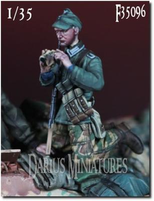 Darius Miniature WW2 German Junior Sergeant Resin Kit with Tank Destruction Badge DMF35096 1/35 (person)