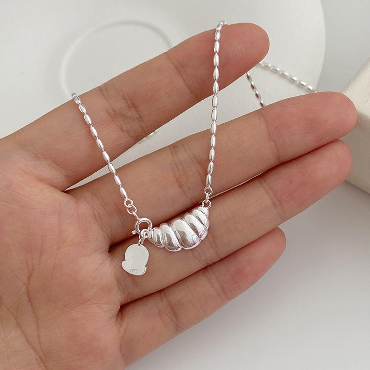Women's Personalized Croissant Pendant Necklace - Simple, Versatile, Fashionable Clavicle Chain