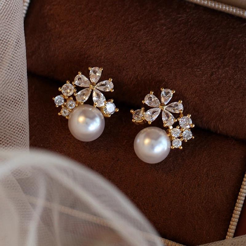 

2025 Новые изысканные серьги-пусеты в виде белых цветов, похожих на жемчуг, для женщин, блестящие геометрические серьги-лепестки из циркона, модные, для вечеринок золотой