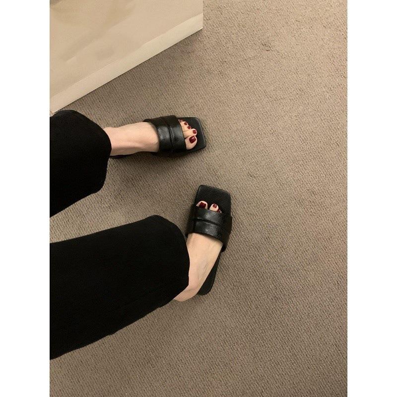 Koreanischer Feenwind offene Zehen quadratische Zehenpartie Ein-Wort-Slipper Damen Sommer Außenbekleidung Rock wunderschön ausbrechend silberne flache Sohle Sandalen