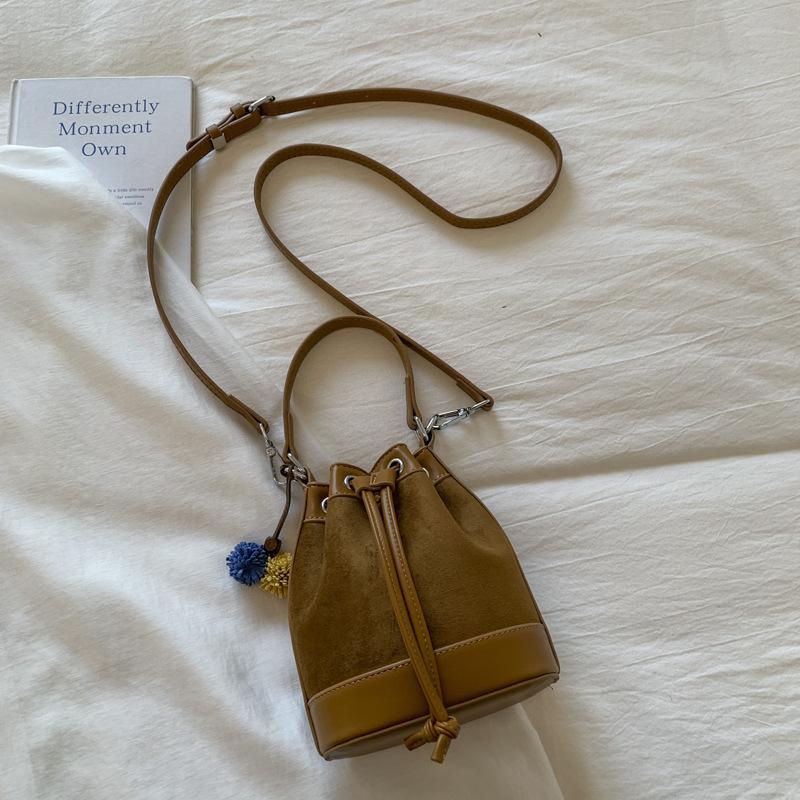 Stylish and simple contrasting color bucket bag women's 2025 autumn new shoulder messenger bag high value casual strap handbag