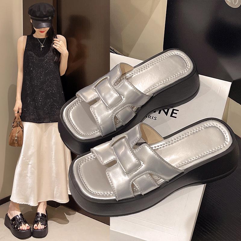 Klapki damskie do noszenia na zewnątrz 2025 nowe modne ins wiosna lato fajne klapki modne plażowe wszechstronne gruba podeszwa jednowyrazowe