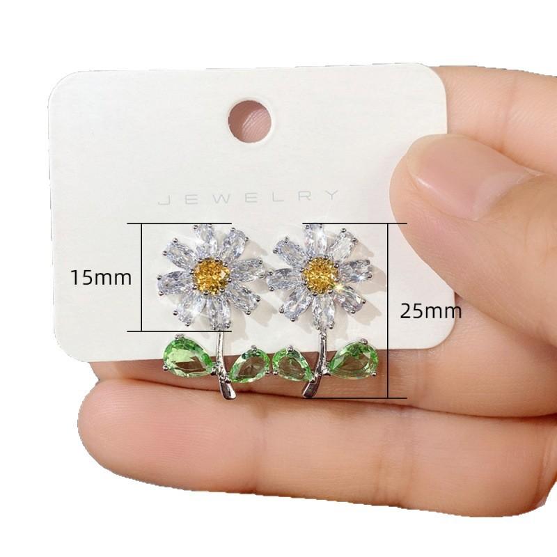 The same style as the star, niche design small flower stud earrings, autumn daisy earrings and ears.