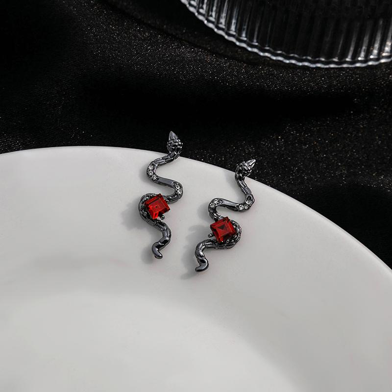 Exquisite  Snake Shape Earrings For Women Shining Red Zircon Earrings Personalized Temperament Jewelry Accessories