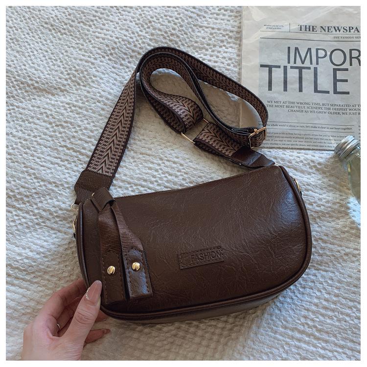 

2024 Бостонская ретро сумка через плечо: Универсальный, Популярный Летний Стиль Подушки кофейный