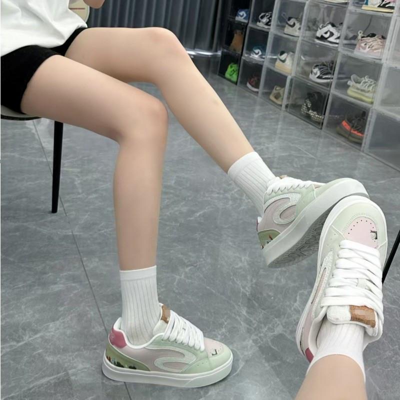 2025 nowe letnie haftowane białe buty na grubej podeszwie damskie niszowe poczucie designu casualowe wszechstronne studenckie sportowe buty na deskorolkę