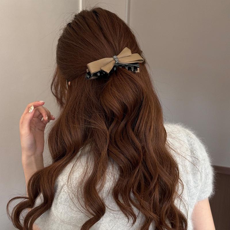 Butterfly Hairpin Adds An Elegant Touch To The Back of The Head, Creating A Sophisticated Look. The Ponytail Style Is Trendy.