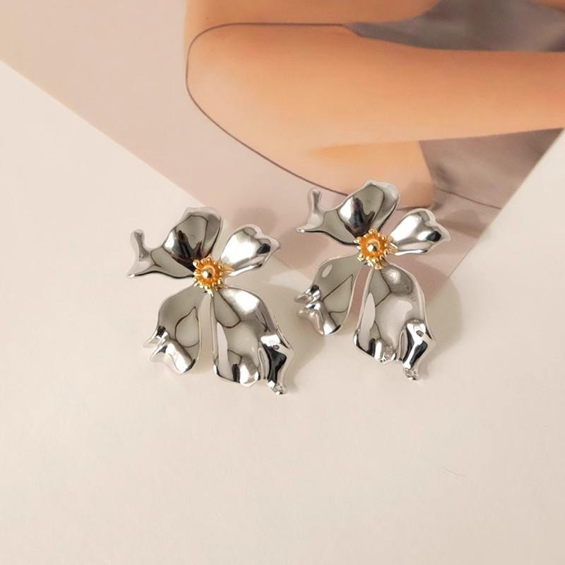 Niche Retro French High-end Temperament Metal Flower Simple Earrings Earrings Women