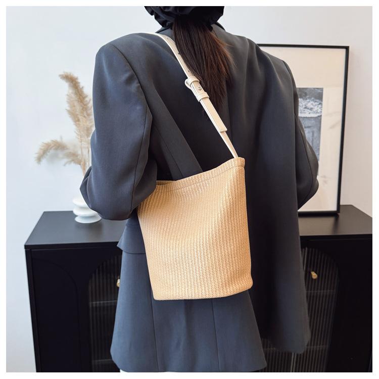 Simple and Fashionable Large-capacity Bucket Bag, New Casual Commuting Shoulder Messenger Bag, Retro Bag for Women