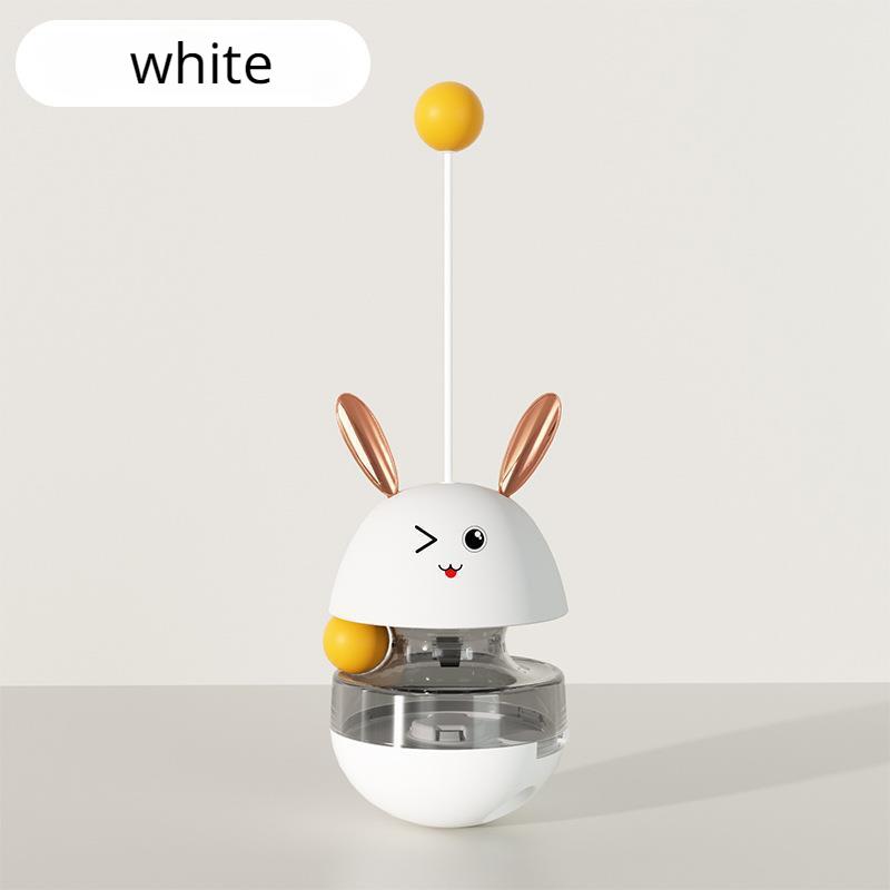 Ein süßer Becher, der Katzenfutter fallen lässt, um mit Katzen zu spielen