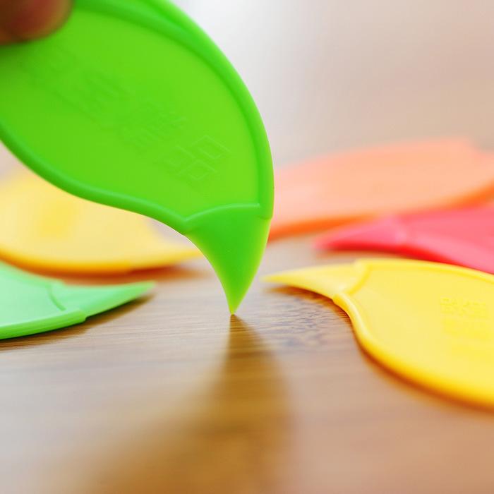 2Pcs/lot Portable Plastic Letter Opener Cutting Supplies Letter Opener Portable Carry-on Case Keychain Slicer Plastic Unpacking Knife