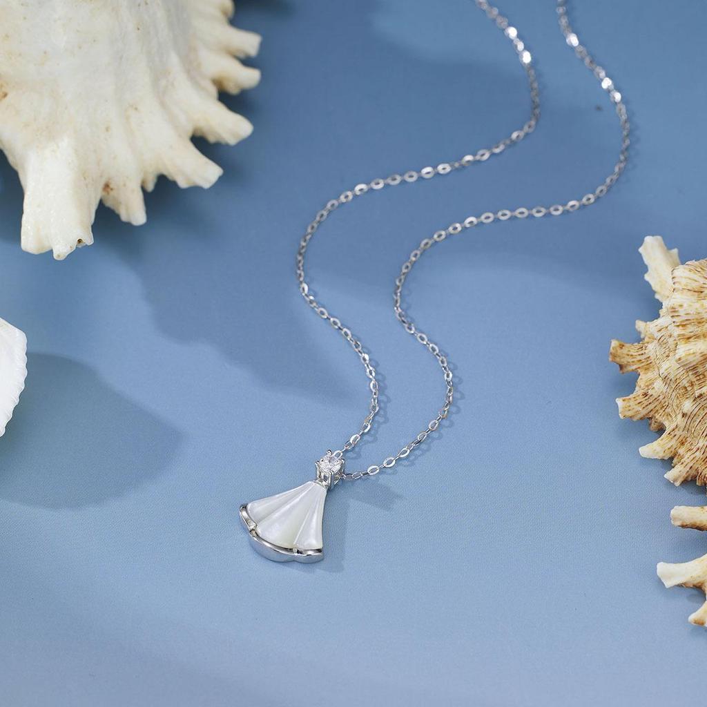 Women's Fashionable Fan-Shaped White Mother-of-Pearl Pendant Necklace - High-End Clavicle Chain Jewelry
