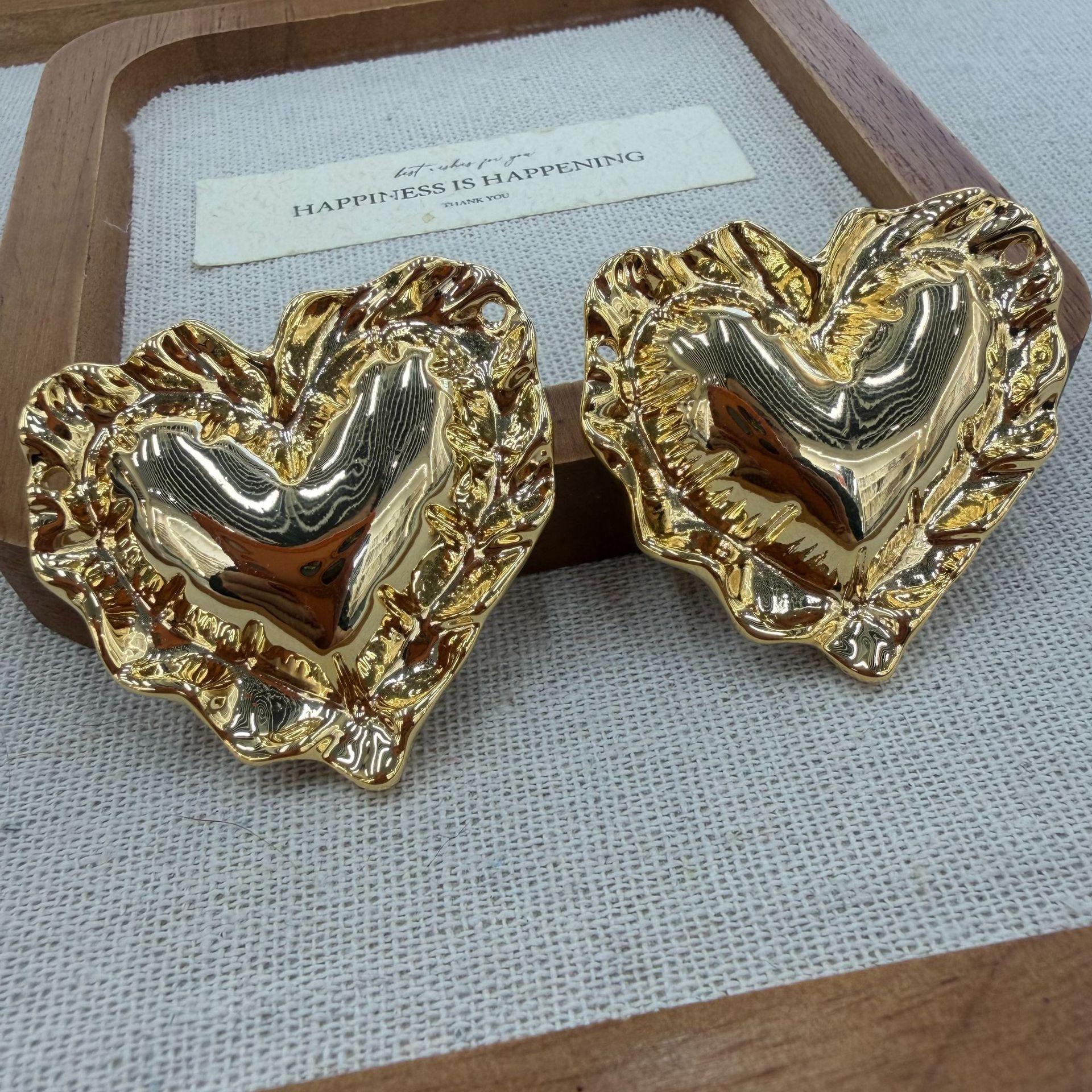 Retro Exaggerated Pleated Edge Metal Three-Dimensional Big Love Stud Earrings Fashionable Light Luxury High-End Earrings