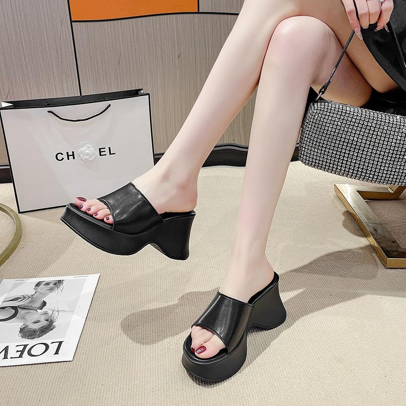 2025 summer French niche thick-soled one-word slippers new fashionable outer wear high-heeled high-heeled cool slippers