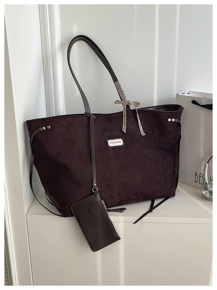 

Retro casual extra-large bag women s 2025 new fashionable large-capacity shoulder bag, high-end commuter armpit bag