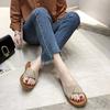 Coole Hausschuhe Damen Frühling und Sommer neue Mode Outerwear Ein-Wort-Sandalen flacher Absatz lässig Kreuz coole Hausschuhe