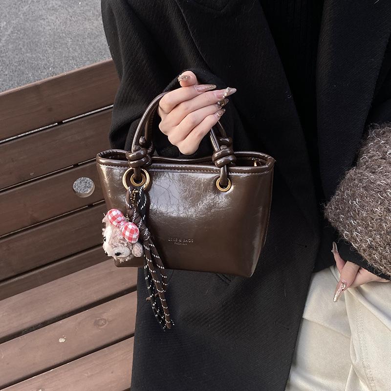 This year's popular bags are women's autumn and winter versatile 2025 new trendy fashion messenger handbag bucket bag