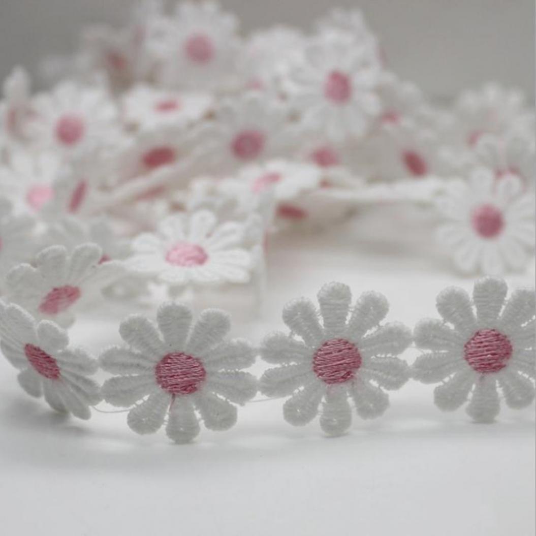 

Вышитая аппликация Ромашки для декора одежды и головных уборов. 90 см розовый