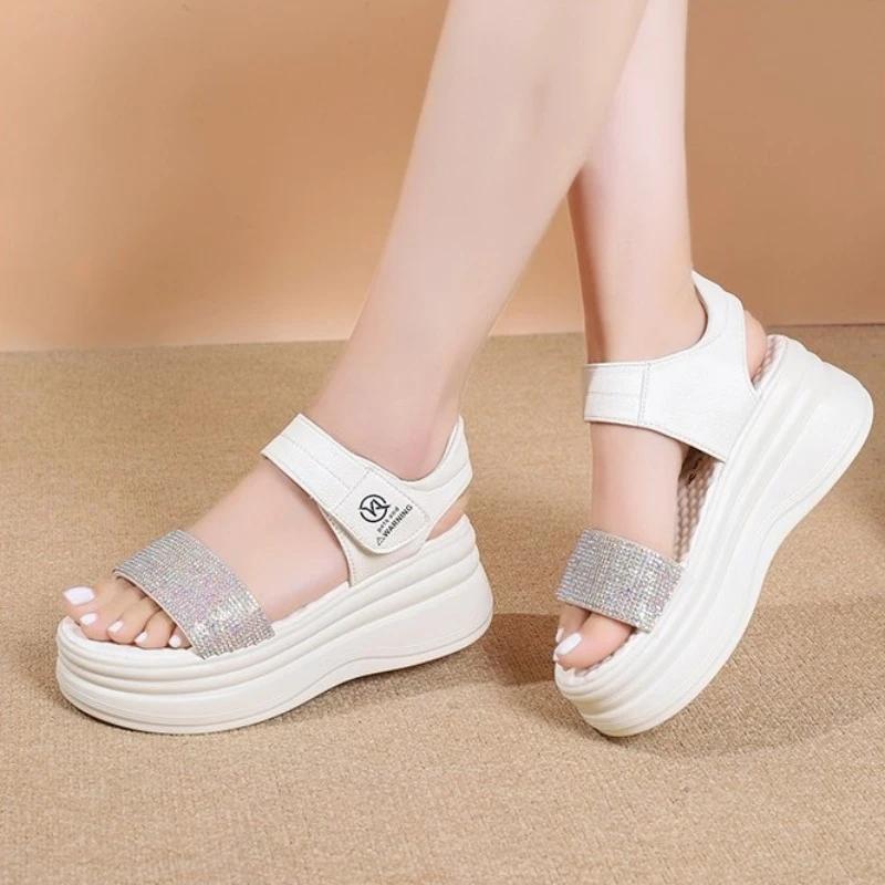 

Блестящие яркие стразы на толстой подошве, дизайнерские брендовые женские тапочки, туфли на плоской подошве с открытым носком, модные сексуальные женские туфли для отдыха на открытом воздухе 8 см 40 бежевый