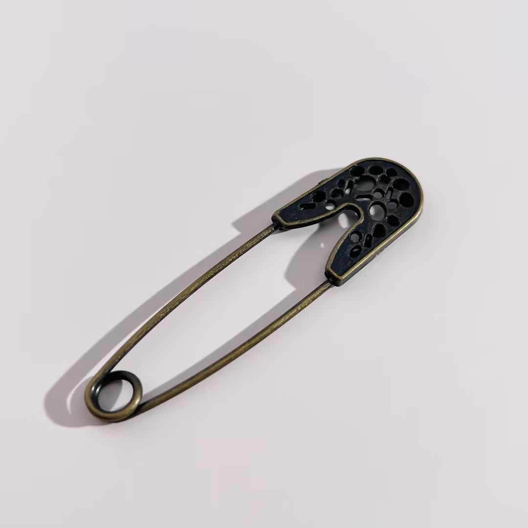 

B2 Series Axe Shape Vintage Silver Tone Brooch Pin Fashion Safety Pin For Women Sweater Shawl Cardigan Decorative Accessory