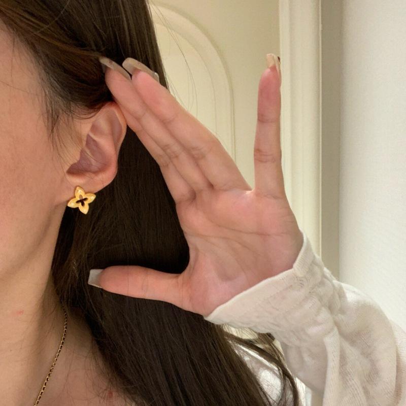 Vintage Antique Brushed Four-Leaf Clover Hollow Diamond Stud Earrings Advanced Retro Light Luxury Exquisite Simple Earrings