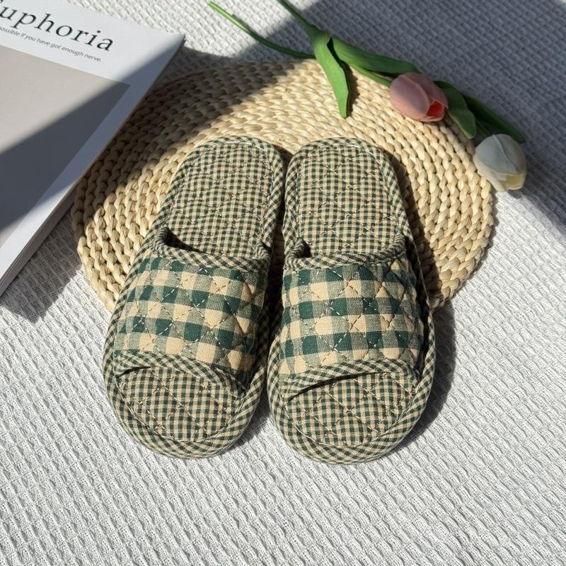 Fashion Indoor soft soled home shoes fabric slippers for couples anti slip breathable men's women's slippers for indoor home use