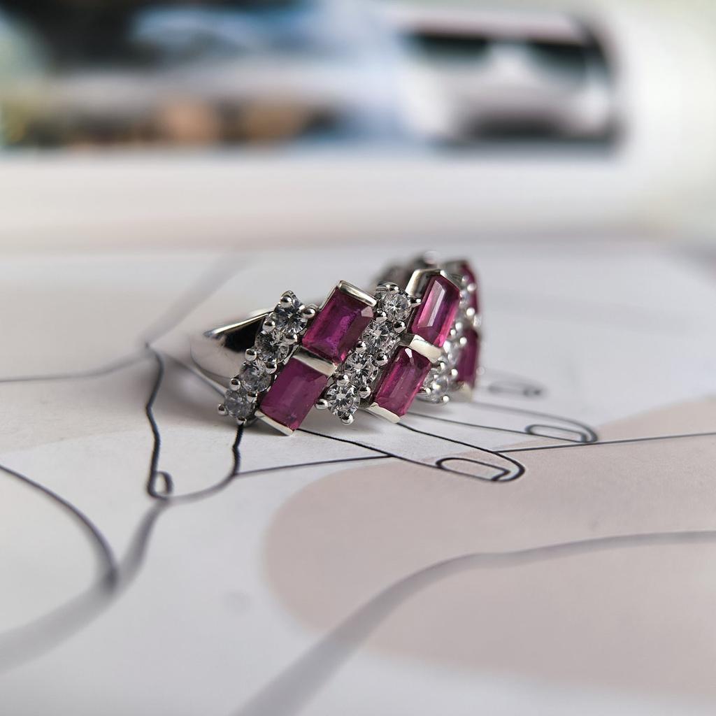 Серебряное кольцо с натуральным рубином 5.59ct, фианитами, вес изделия 5,16 гр (2205029)