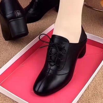 Zapatos de mamá 2025 tacón grueso cuero suave zapatos de mujer modernos y cómodos transpirables versátiles zapatos de mujer