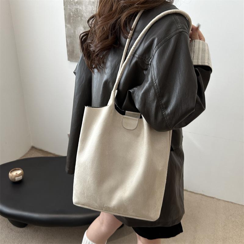Slack large-capacity bag women's 2025 new autumn and winter commuter shoulder bag suede tote bucket bag