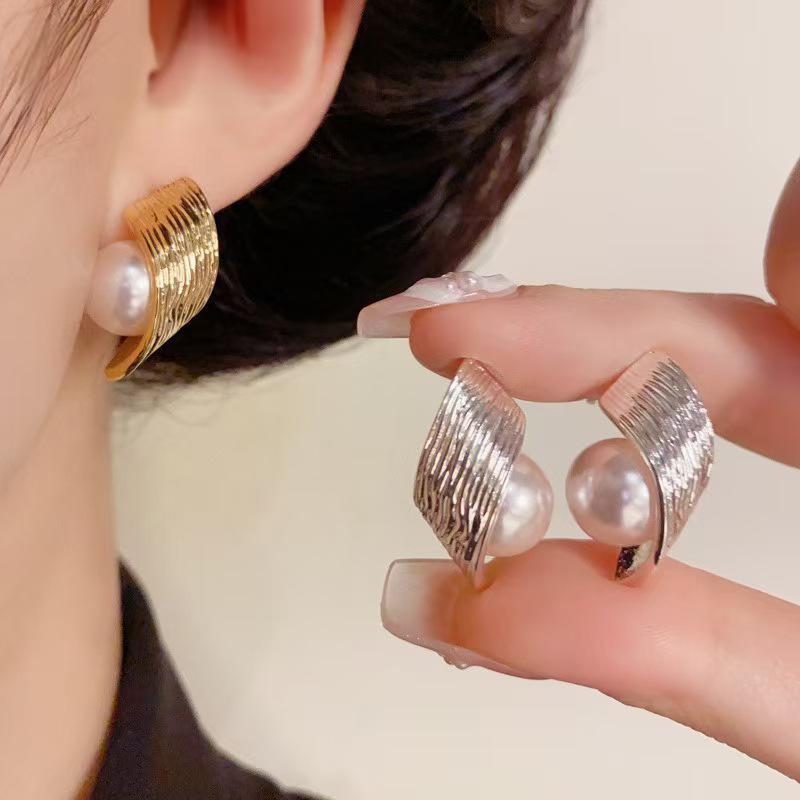 Pearl Surround Stud Earrings: Fresh, Sweet, and Versatile Design for Women